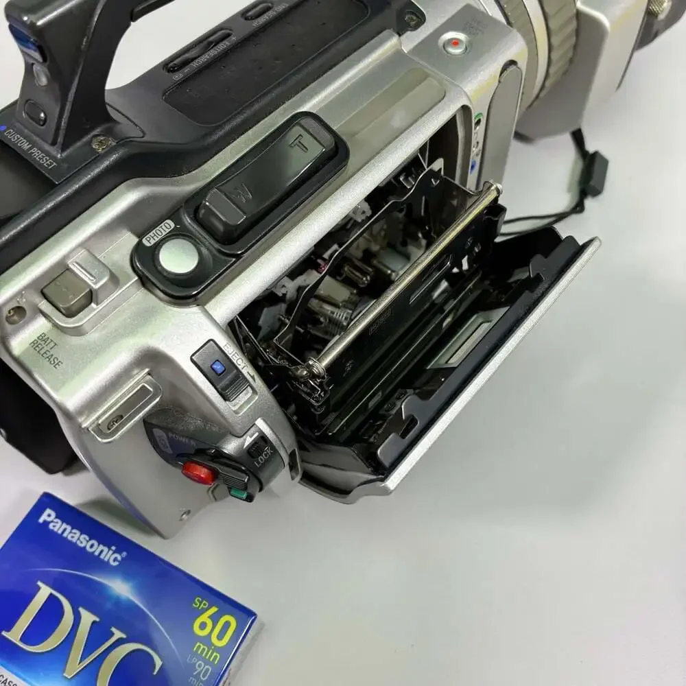 Sony DCR-VX2000 3CCD MiniDV Digital Handycam Camcorder with Accessories